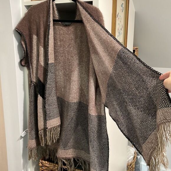 EUC Soft Khaki Black Chevron Wide Cap Sleeve Cape One Size - Picture 4 of 9